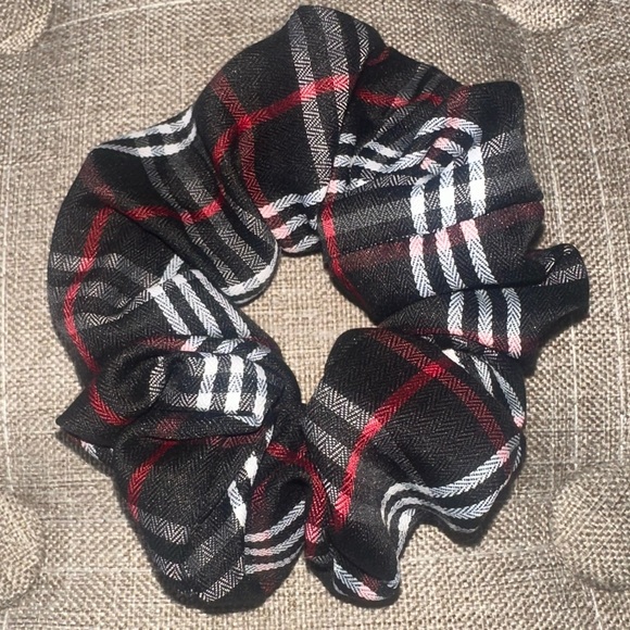 Two piece bundle of scrunchies - Picture 4 of 6